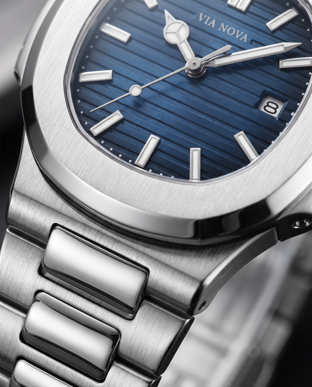 The Cernobbio Steel Watch - Dial and bracelet macro
